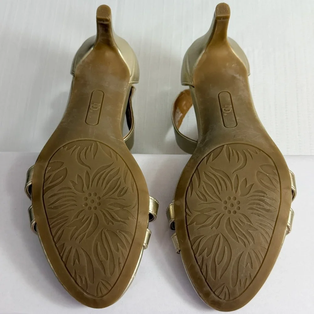 New Directions Womens Classic Gold T-Strap Kitten Heel Sandals 7.5M‎ Minimalist
